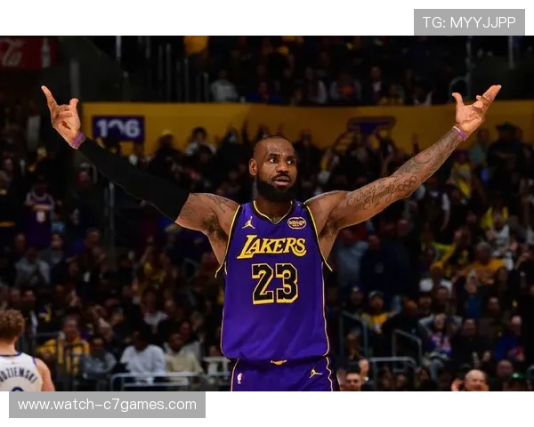 湖人詹姆斯关键三分助球队逆转胜勇士赛季再添精彩瞬间