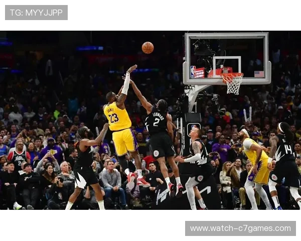 湖人逆转战胜勇士 詹姆斯关键表现引爆全场